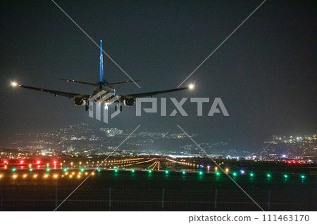 [Osaka Prefecture_Osaka International Airport] Night airport, aircraft landing 111463170