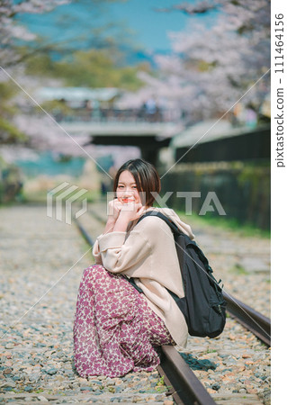 在京都春季觀光中坐在斜坡上的女人 111464156