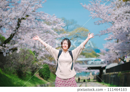 Cherry blossoms in full bloom Women's trip A woman walking along the Keage Incline 111464183