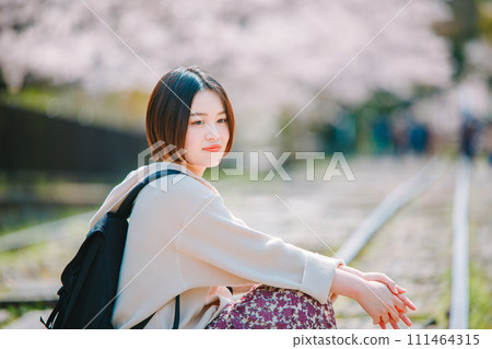 在京都春季觀光中坐在斜坡上的女人 111464315