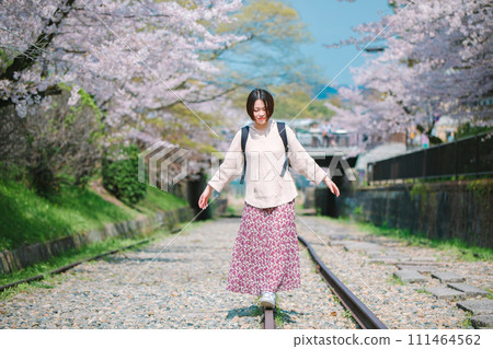 櫻花盛開 女性旅行 沿著蹴上斜坡行走的女性 111464562