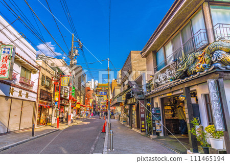 日本橫濱城市景觀二月。橫濱中華街和關帝廟街的景色。後面的「天長門」和橫濱世界=第8名 日本橫濱城市景觀二月。橫濱中華街和關帝廟街的景色。後面的「天長門」和橫濱世界=第8名 111465194