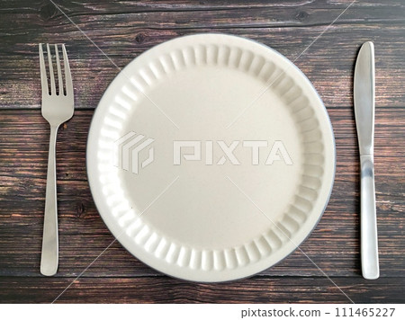 木桌上的白盤和叉刀 111465227