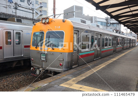 Josho Electric Railway Josho Line/Tobu Railway Kiryu Line trains stopping at Akagi Station 111465479