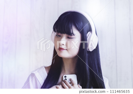 女人聽她最喜歡的音樂 111465635