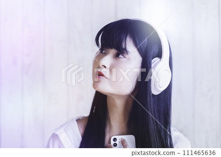 女人聽她最喜歡的音樂 111465636