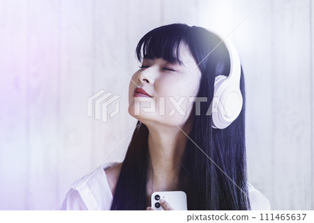 女人聽她最喜歡的音樂 111465637