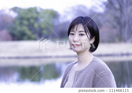 一個女人在公園裡的水邊提神 111466115