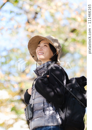 徒步旅行，山地行走，抬頭仰望，晴朗的天空，垂直 111466165