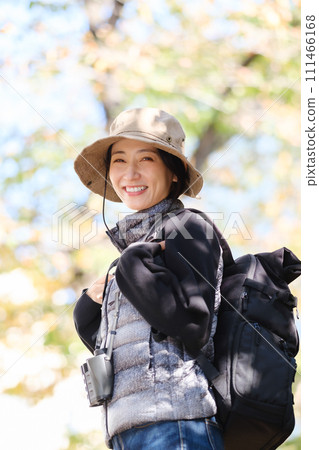 徒步旅行，山地行走，抬頭仰望，晴朗的天空，垂直 111466168