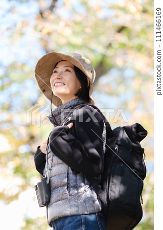 徒步旅行，山地行走，抬頭仰望，晴朗的天空，垂直 111466169