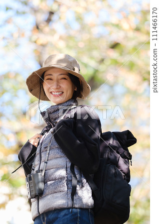 徒步旅行，山地行走，抬頭仰望，晴朗的天空，垂直 111466170