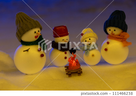 晚上的雪人一家人 111466238
