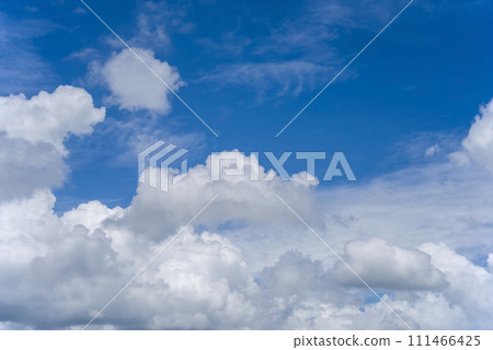 【天空背景/背景素材】潔白的雲朵漂浮在清爽的藍天上 【天空背景/背景素材】潔白的雲朵漂浮在清爽的藍天上 111466425