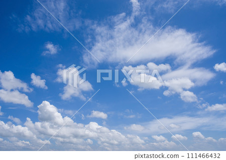 【天空背景/背景素材】潔白的雲朵漂浮在清爽的藍天上 111466432