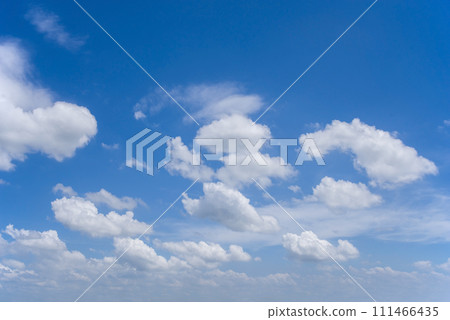 【天空背景/背景素材】潔白的雲朵漂浮在清爽的藍天上 【天空背景/背景素材】潔白的雲朵漂浮在清爽的藍天上 111466435
