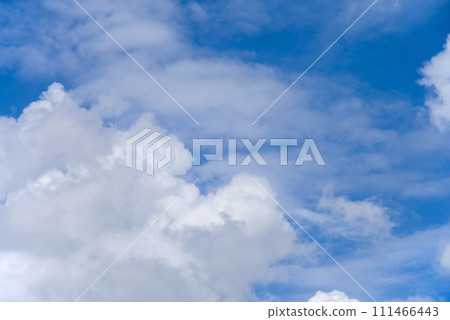 [Sky background/background material] White clouds floating in a refreshing blue sky 111466443