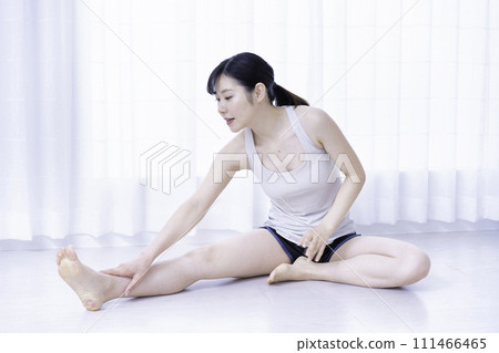 Women stretching 111466465