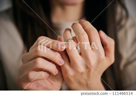 A woman in her 30s takes off her wedding ring because she can't control her anger. A woman in her 30s takes off her wedding ring because she can't control her anger. 111466514
