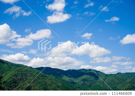 [Background material] Summer mountains and summer sky 111466809