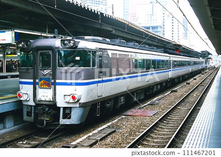 Kiha 181系列特急濱風號在大阪等待出發 111467201