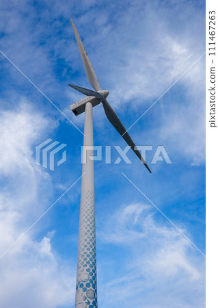 橫濱市風力發電廠,又稱哈馬翼,聳立在藍天之上 橫濱市風力發電廠,又稱哈馬翼,聳立在藍天之上 111467263