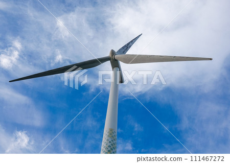橫濱市風力發電廠,又稱哈馬翼,聳立在藍天之上 橫濱市風力發電廠,又稱哈馬翼,聳立在藍天之上 111467272