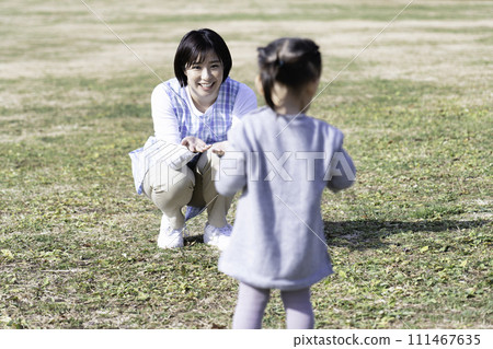 幼兒園和幼兒園老師在公園草坪廣場玩耍 111467635