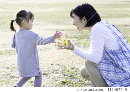 幼兒園和幼兒園老師在公園草坪廣場玩耍 幼兒園和幼兒園老師在公園草坪廣場玩耍 111467649