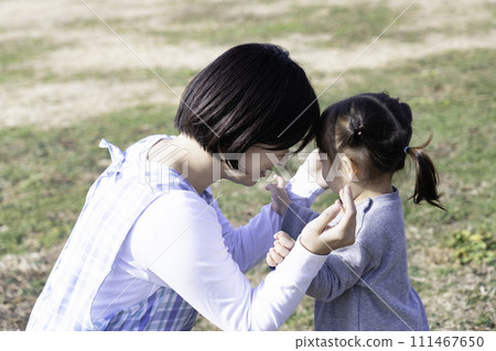 幼兒園和幼兒園老師在公園草坪廣場玩耍 111467650