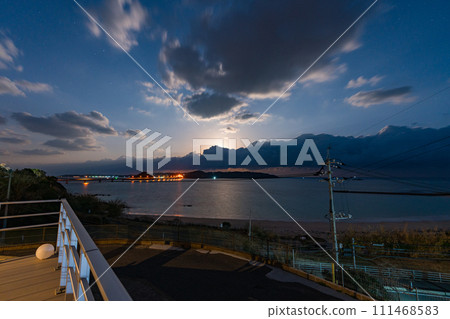 山口縣、角島、下關市、山陽地區、自然、觀光、旅行、下午、夜晚、島戶海灘、海岸、大海、月亮 111468583