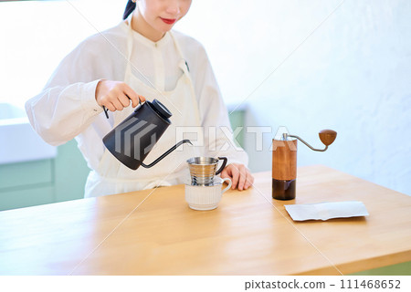 年輕女子在廚房煮咖啡 年輕女子在廚房煮咖啡 111468652