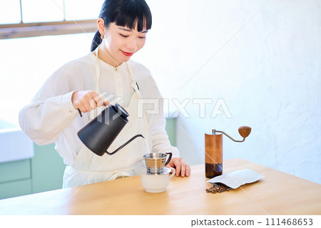 年輕女子在廚房煮咖啡 年輕女子在廚房煮咖啡 111468653