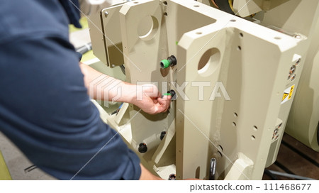 Tighten using a hexagonal wrench.Hexagonal wrench 111468677