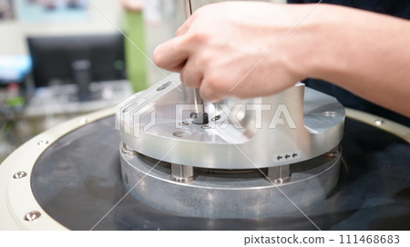 Tighten using a hexagonal wrench.Hexagonal wrench 111468683