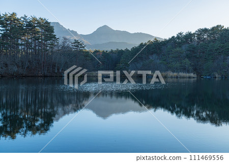日本:福島縣山郡北鹽原村裡磐梯高原五色沼湖群的毗沙門沼和磐梯山 日本:福島縣山郡北鹽原村裡磐梯高原五色沼湖群的毗沙門沼和磐梯山 111469556