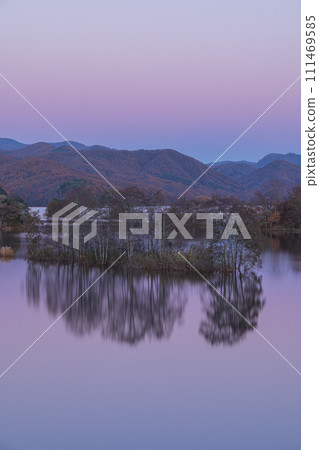 日本福島縣山郡北鹽原村裡磐台高原的秋元湖水鏡中反射的夜景和日落天空 111469585