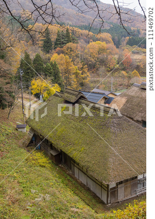日本:從福島縣南會津郡下鄉町大字大內的展望台看到的大內宿街景和秋葉 日本:從福島縣南會津郡下鄉町大字大內的展望台看到的大內宿街景和秋葉 111469702