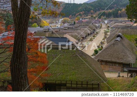 日本:從福島縣南會津郡下鄉町大字大內的展望台看到的大內宿街景和秋葉 日本:從福島縣南會津郡下鄉町大字大內的展望台看到的大內宿街景和秋葉 111469720