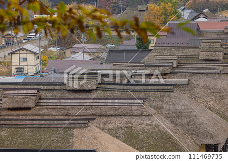 從日本福島縣南會津郡下鄉町大字大內的觀景台看到的大內宿的茅草屋頂私人住宅 從日本福島縣南會津郡下鄉町大字大內的觀景台看到的大內宿的茅草屋頂私人住宅 111469735