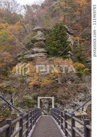 富士見大橋和橫跨 Tonohetsuri 的秋葉，Tonohetsuri 是由流經日本福島縣南會津區下鄉鎮的阿賀野川形成的山谷 111469765