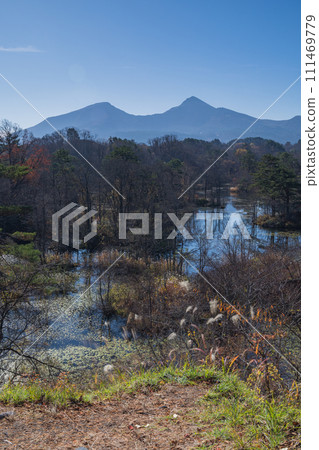 從日本福島縣山郡北鹽原村裡磐台高原的中仙沼展望台看到的磐梯山 從日本福島縣山郡北鹽原村裡磐台高原的中仙沼展望台看到的磐梯山 111469779