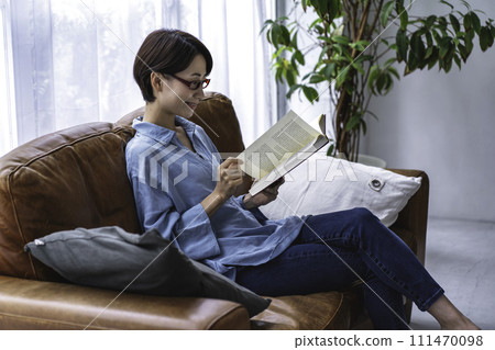 沙發上看書的中年婦女 111470098