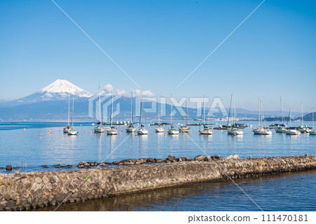 從靜岡縣沼津市隔駿河灣眺望富士山 從靜岡縣沼津市隔駿河灣眺望富士山 111470181
