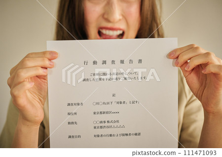 A woman in her 30s presents her husband with a behavioral survey report. A woman in her 30s presents her husband with a behavioral survey report. 111471093