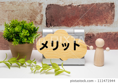 雲形留言板上的功德娃娃和掛鉤娃娃 111471944