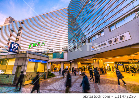日本橫濱2019景觀調查...被稱為退休金/稅收意識調查的「街道調查」...=相鐵橫濱站前 111472250