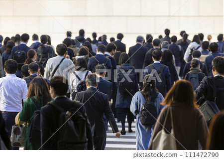 Rear view of businessmen commuting in the morning, Tokyo 111472790