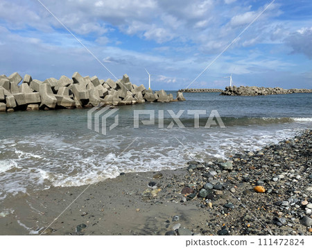 Coastal scenery of Nyuzen Town, Toyama Prefecture, offshore wind turbines, etc. Coastal scenery of Nyuzen Town, Toyama Prefecture, offshore wind turbines, etc. 111472824