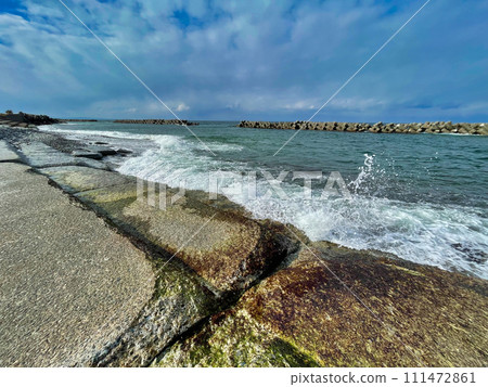 Coastal scenery of Nyuzen Town, Toyama Prefecture, offshore wind turbines, etc. Coastal scenery of Nyuzen Town, Toyama Prefecture, offshore wind turbines, etc. 111472861